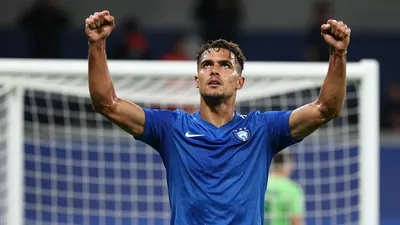 KRC Genk behaalde een overtuigende 4-0 zege tegen promovendus SK Beveren na een vroege strafschop van Durosinmi en...