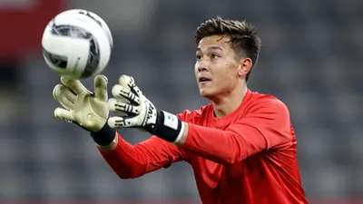 K.R.C. Genk verkoopt doelman Lucca Brughmans voor 35 miljoen euro aan Liverpool, een clubrecord, en heeft deze zomer al...