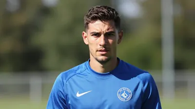 K.R.C. Genk heeft centrale verdediger Mujaid Sadick uitgeleend aan Rayo Vallecano en haalde Christiaan Ravych en Benjamin...