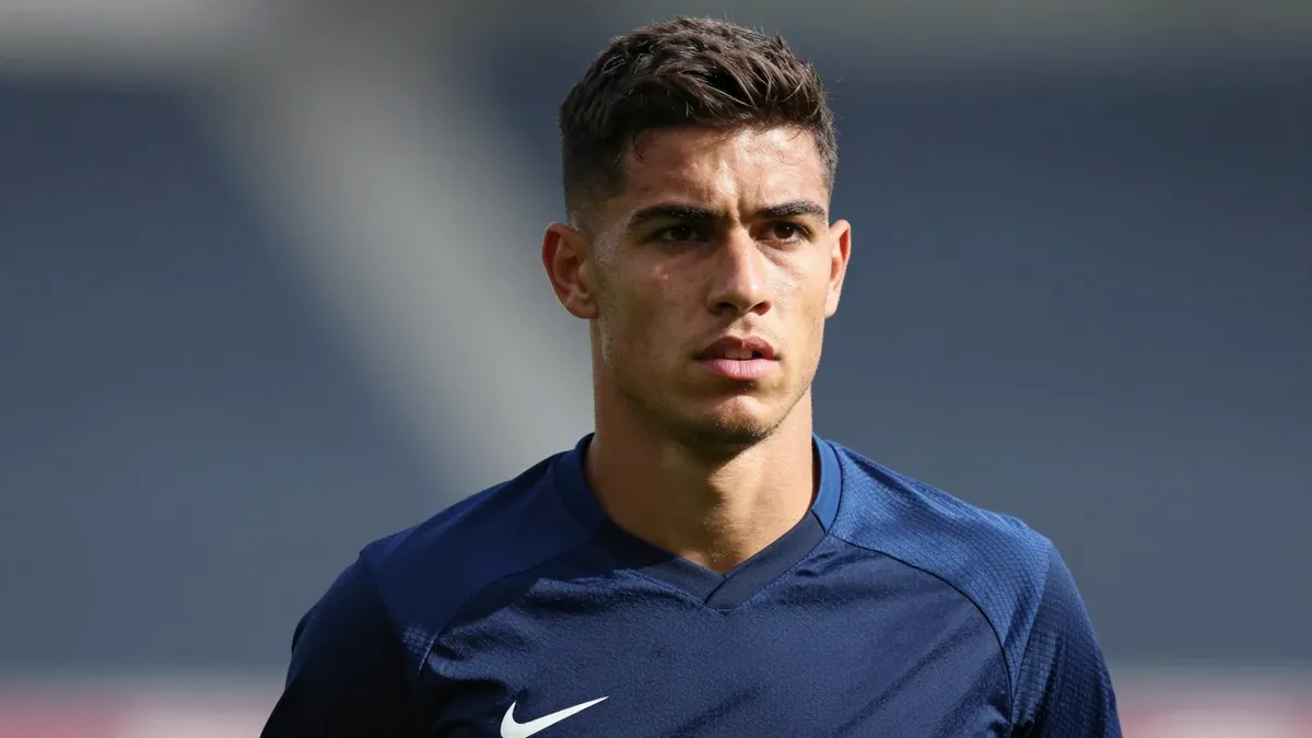 K.R.C. Genk verkoopt Zakaria El Ouahdi voor 10 miljoen euro aan Hamburg, terwijl talent Wout Willemsen naar PSV vertrekt...