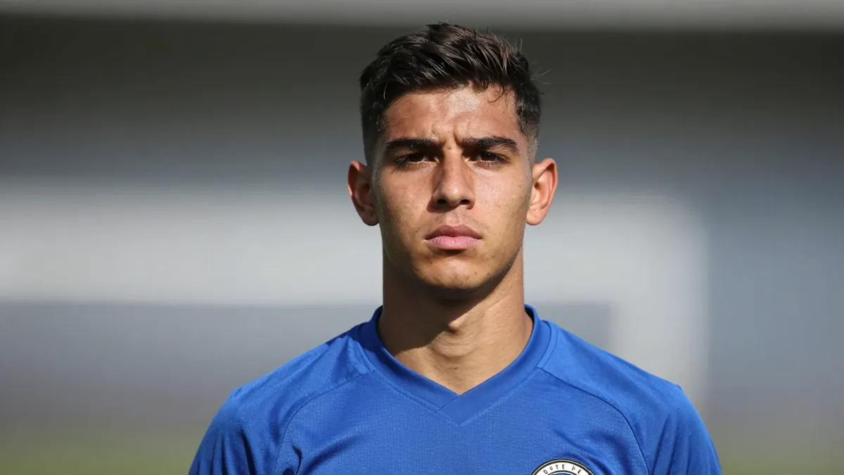 K.R.C. Genk versterkt de defensie met Christiaan Ravych van Cercle Brugge en huurt de Bosnische middenvelder Benjamin...