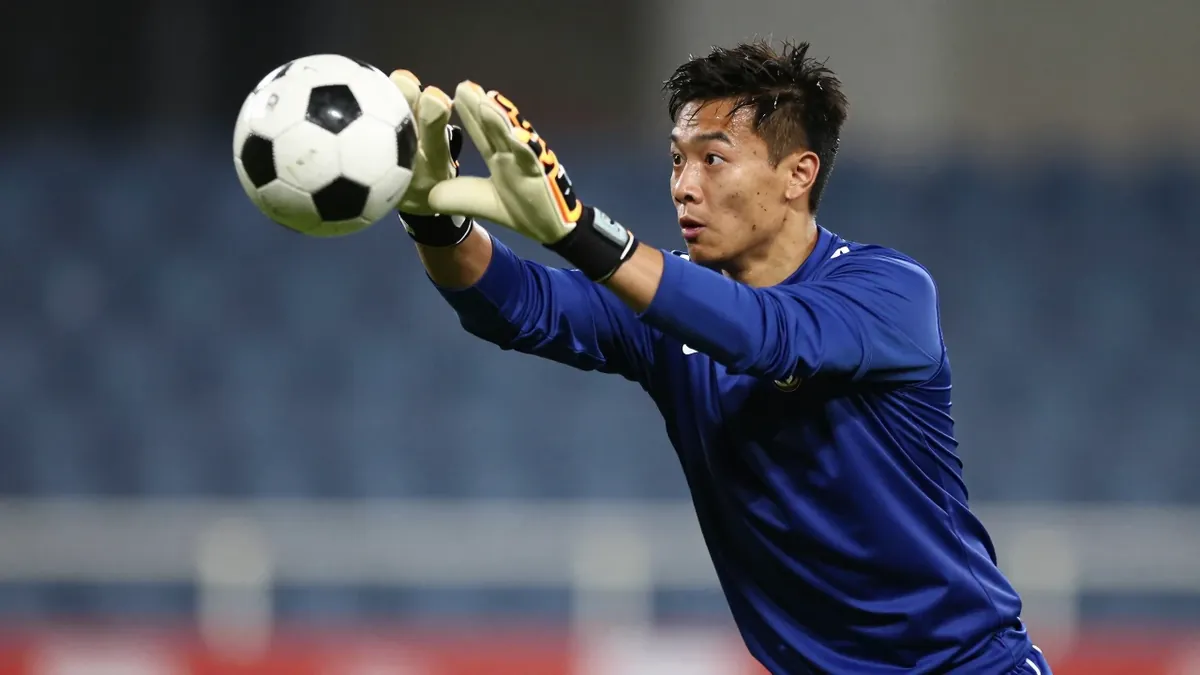 K.R.C. Genk: Liverpool have signed 18-year-old goalkeeper Luka Broegmans from K.R.C